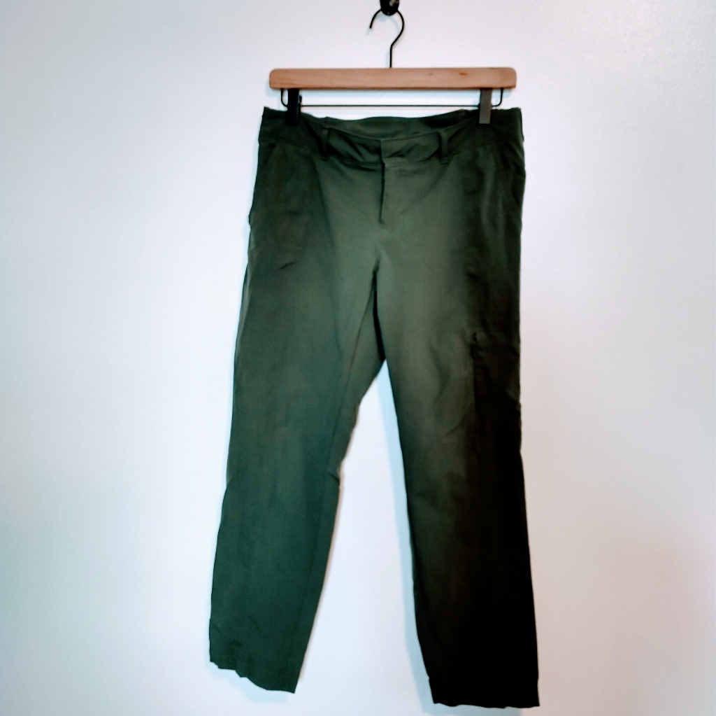 Athleta Wander Trek Tech Hiking Pants In Dark Green. Has Some Loose Threads Size